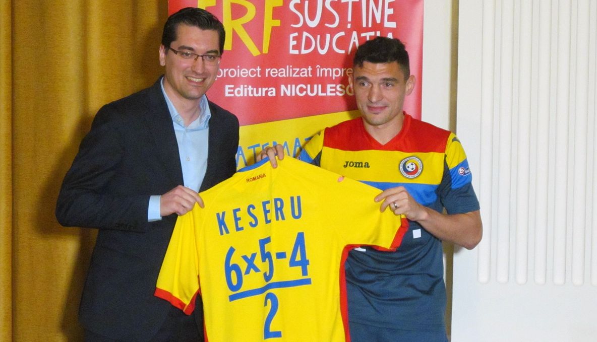 Fotbaliştii de la Naţională s-au antrenat în tricouri cu formule matematice 