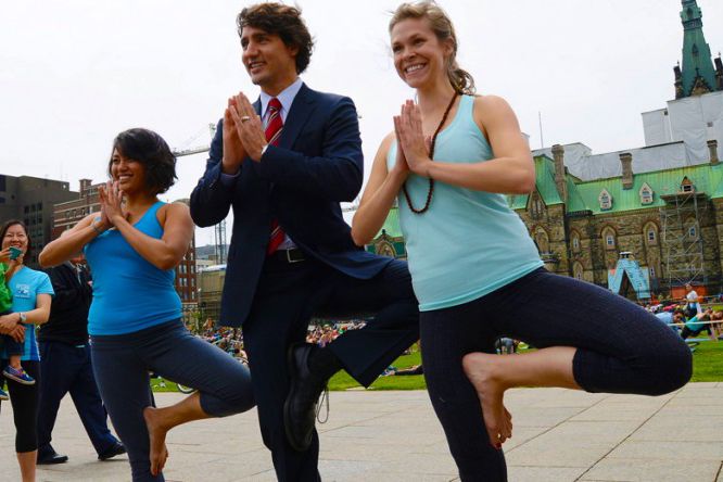 Premierul Canadei face yoga la birou. Fotografie de senzaţie