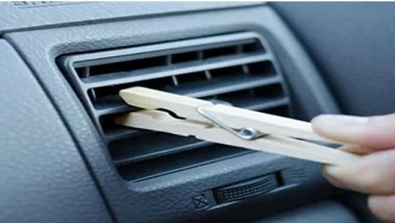 Scapă de mirosurile neplăcute din maşină! Ai nevoie doar de un cârlig de rufe. Află secretul!