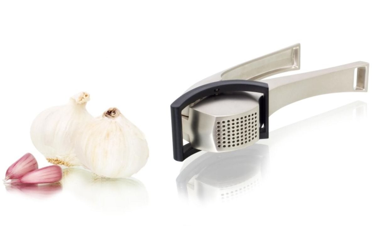 Ai zdrobit usturoiul greșit. Iată cum se face, de fapt!