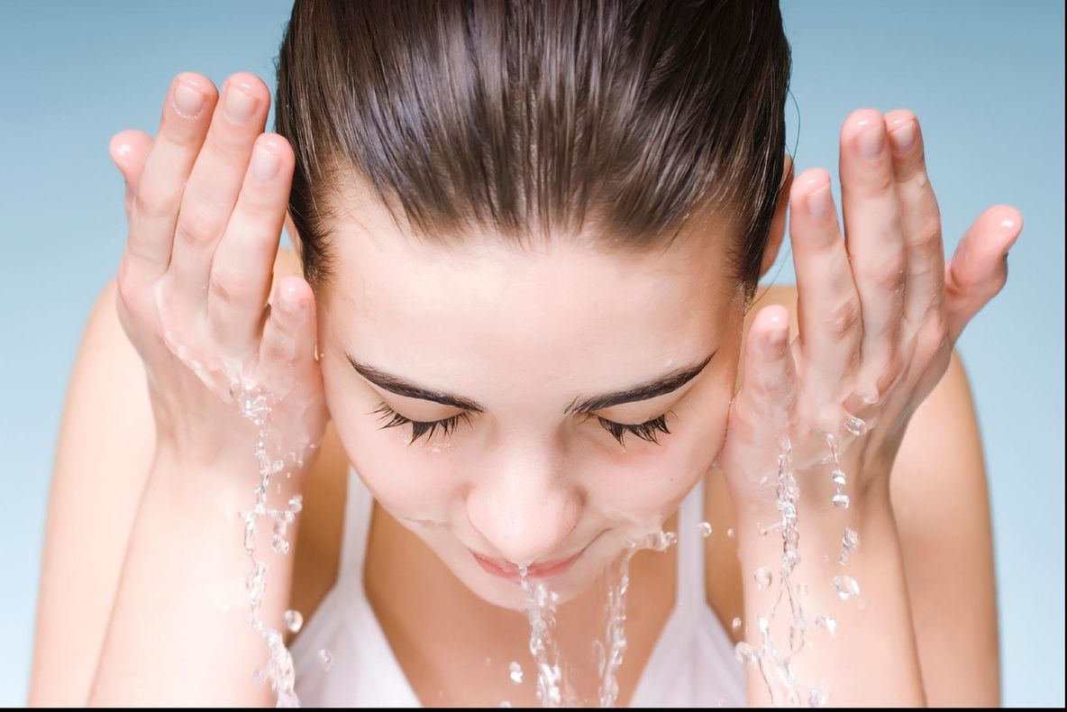 S-a spălat pe faţă cu sare timp de o lună. Rezultatul? Cosmeticienele au rămas uimite