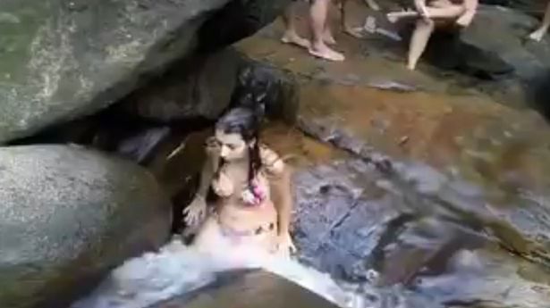 Sub ochii amicilor, fata alunecă printre stânci, sub cascadă. Ce găsește în subterane e fabulos