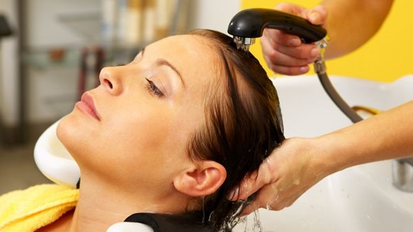 A mers să îşi spele părul la coafor. În mai puţin de două săptămâni, trăia un adevărat coşmar