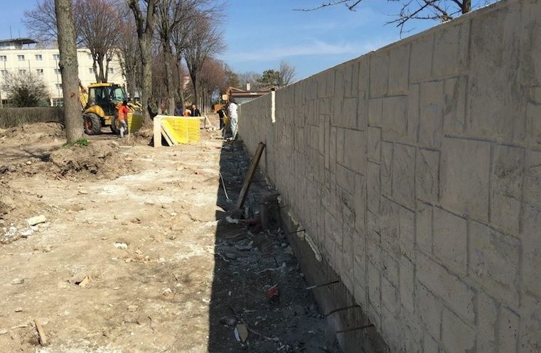 Scandal la Mangalia: un zid ridicat pe faleză blochează vederea spre mare. Primarul acuză: "Trucaje"