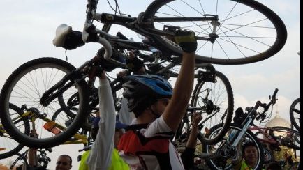 Un sportiv din Sfântu Gheorghe a doborât recordul mondial la săritura cu bicicleta pe o roată 