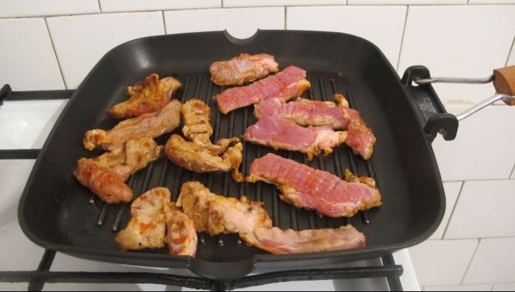 Greșeala pe care multe gospodine o fac atunci când prepară carnea pe aragaz