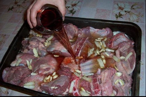 Cum faci cea mai bună marinadă pentru friptura de Paște. Secretul deținut de marii bucătari