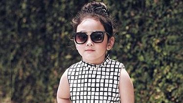 O fetiţă de doar patru ani a şocat toţi trecătorii! Cum a ieşit pe stradă