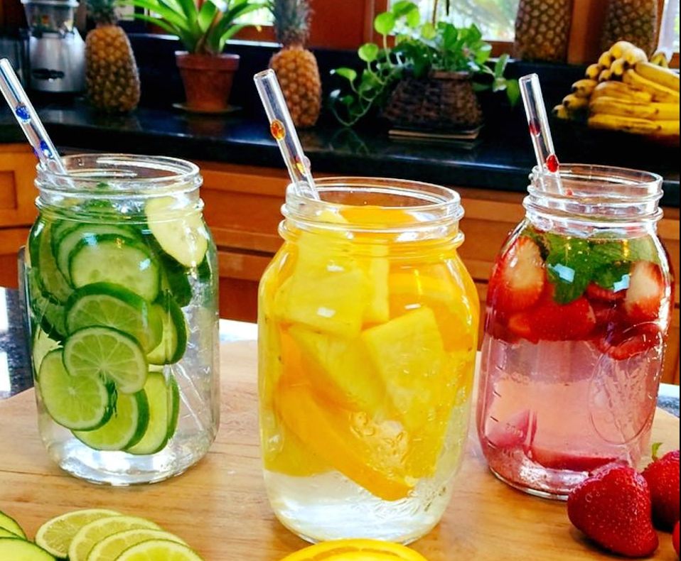 A tăiat fructele în bucăți mici și le-a pus în borcane. Motivul? E genial!