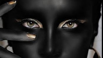 Adelina Pestrițu și-a înnegrit toată fața. Uite ce și-a făcut vedeta