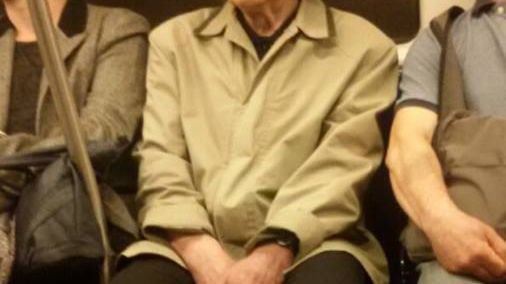 O mare personalitate din România călătoreşte cu metroul. Ce spune după ce poza cu el e VIRALĂ