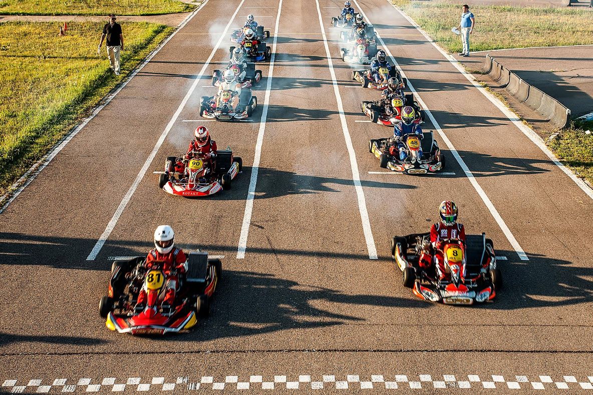 Karturi ce ating 220 de kilometri/oră. 50 de piloţi români intră în cursă