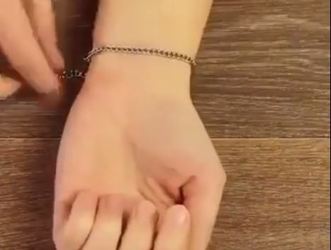 Cum poți să-ți prinzi singură brățara la mână. Nu mai ai nevoie de ajutorul nimănui