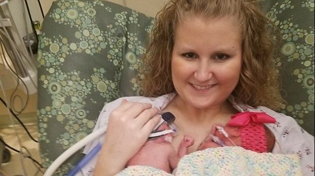 Gemeni născuți la distanță de 38 de zile. Cum a fost posibil