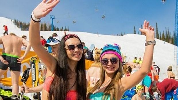 Rusoaicele au ieşit în bikini pe pârtia de schi. A fost stabilit un nou record mondial