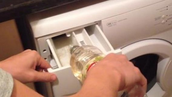 Ce se întâmplă dacă torni oțet în mașina de spălat. Trucul te va scăpa de o mare problemă