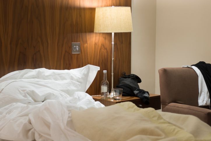 A închiriat o cameră într-un hotel de lux. Pe pat a găsit un bilet. L-a citit și s-a îngrozit