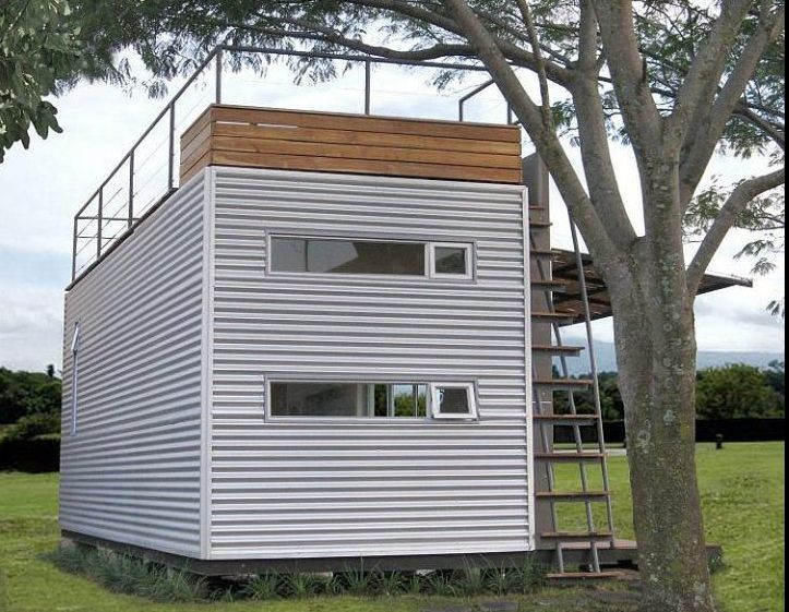 Colegii râd de el că trăiește într-un container. Când îi trec pragul rămân impresionați de interior