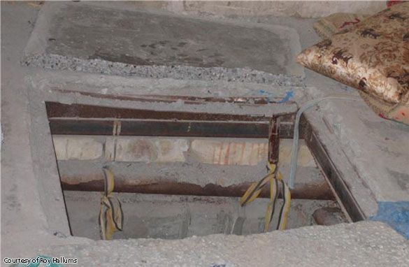 Făcea curăţenie prin casă şi a rupt mocheta din greşeală. A dat peste un labirint. ŞOC! Unde a dus-o