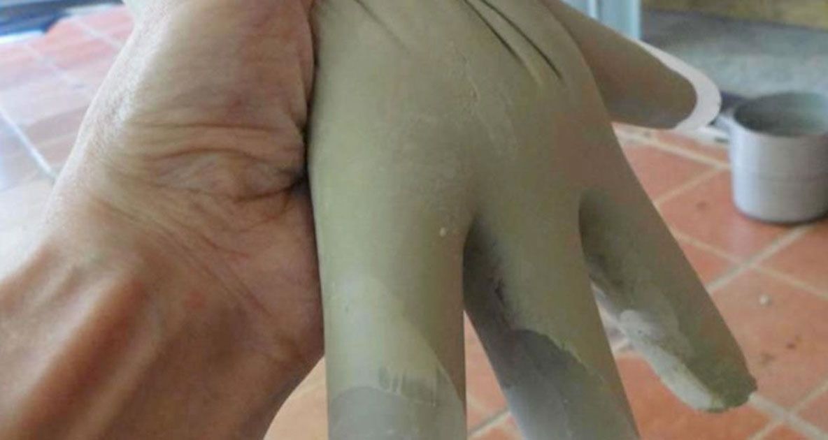 A umplut o mănușă cu ciment. Prietenii credeau că aberează.Când au văzut rezultatul au rămas uimiți