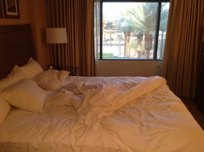 S-a trezit singur în camera de hotel și s-a uitat pe fereastră. Trișase moartea. Cum e posibil