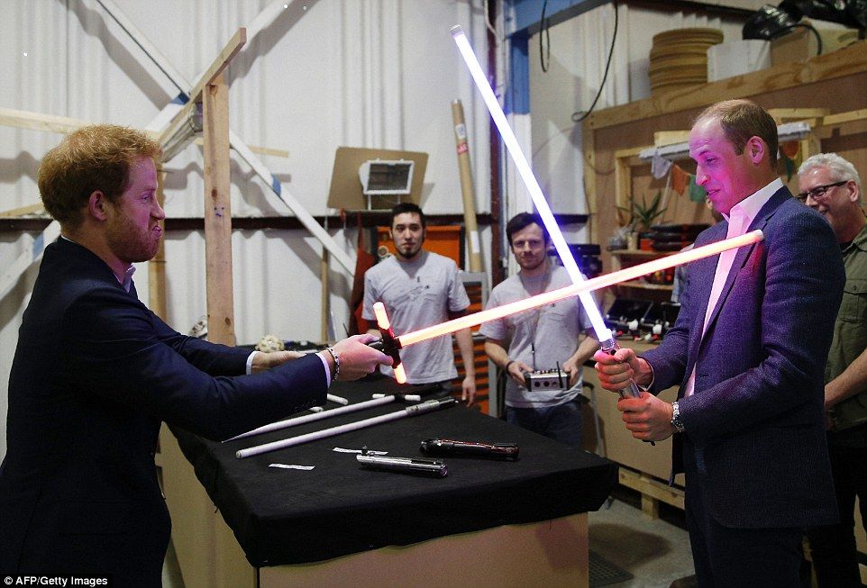 Prințul Harry și Prințul William s-au bătut cu săbiile. Imaginile au devenit viral pe Internet