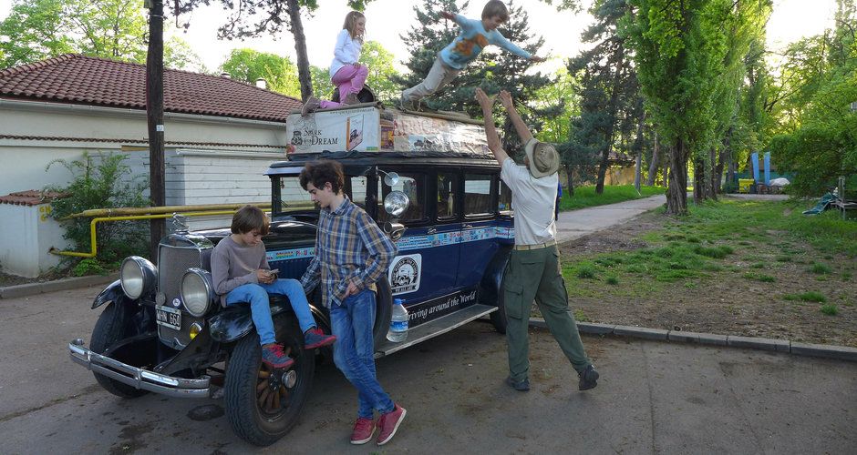 Ca-n poveşti. Au ajuns în România.Fac înconjurul lumii cu o maşină din 1928. Copiii, născuţi pe drum