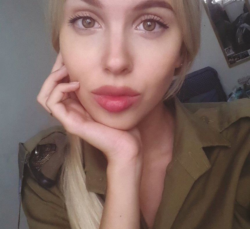 Au crezut că e un soldat din armata israeliană. I-au dat jos hainele, au găsit o blondă superbă