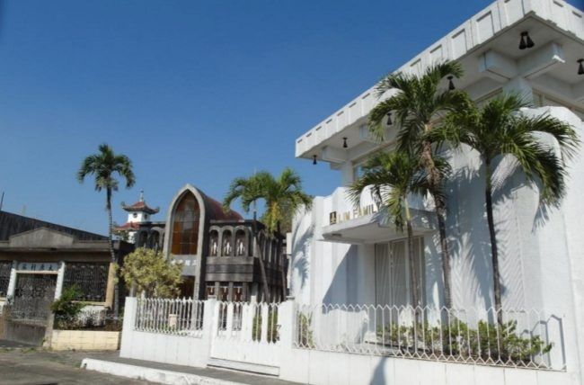 Toți sunt fascinați de această vilă impozantă. Când îi trec pragul, se cutremură. E plină de...