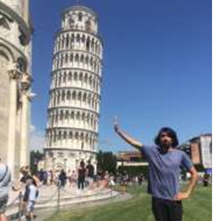 A rugat internauții să-i editeze o fotografie din vacanță. Când a văzut rezultatul a râs în hohote