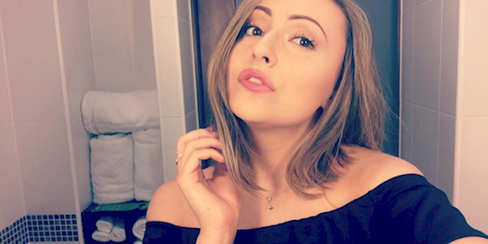 O tânără sexy s-a pozat înainte şi după un atac de panică. Cum ne influenţează stresul şi anxietatea