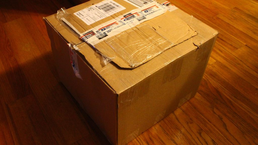 A primit un colet de la un expeditor necunoscut. L-a deschis cu grijă și s-a îngrozit