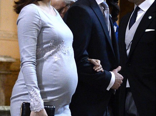 Prințesa a născut, marți, un băiețel. Prima fotografie cu micuțul, la ieșirea din spital