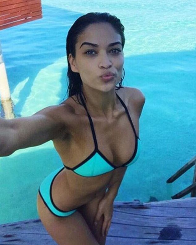 Un manechin a ieşit pe balcon în costum de baie. Imaginile au ajuns virale 