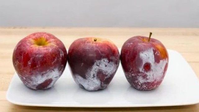 A turnat apă clocotită peste merele din supermarket. Ce s-a întâmplat e incredibil