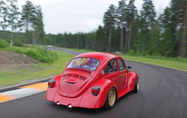 A cumpărat o Broscuţă. I-a deschis capota din faţă şi... A dat peste o mină de aur