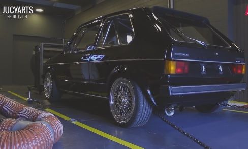 Au găsit la gunoi un VW Golf. Părea banal. L-au şters de praf, au ridicat capota. ŞOC ce au văzut