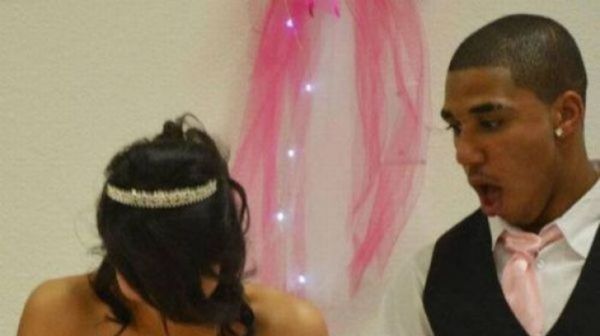 Un mire a ramas șocat când a văzut ce ține soția lui în mană