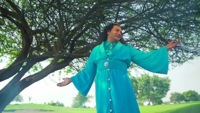 E cel mai penibil cântăreţ din lume. Surprinzător, are un succes nebun!  