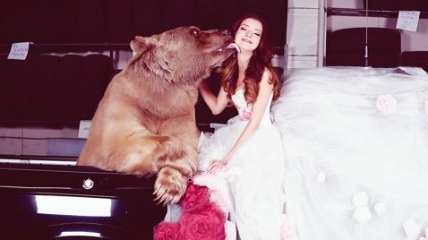 Această tânără a dorit o şedinţă foto cu un urs uriaş viu. Ce a urmat este şocant!