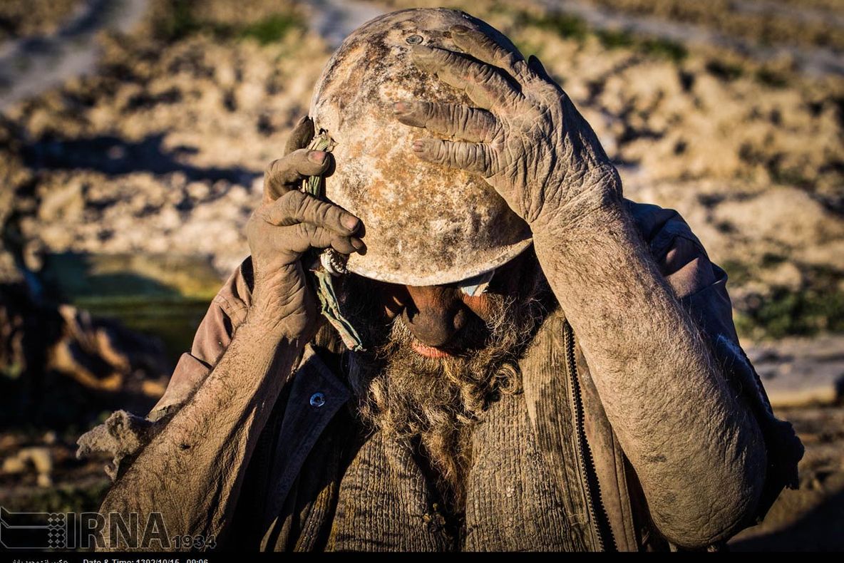 Cum arată bărbatul care n-a mai făcut baie de 60 de ani. În plus, fumează şi excremente de animale