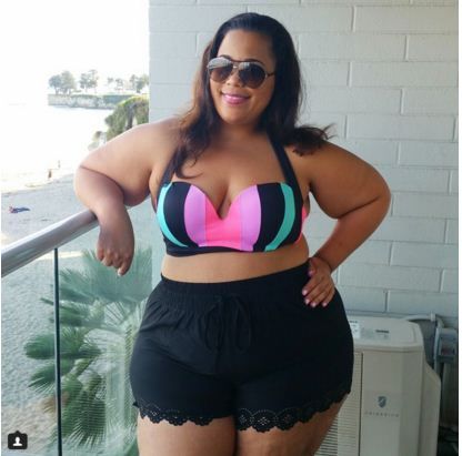 Cele mai sexy femei plinuţe care au fost surprinse în costume de baie, la plajă. Imagini UNICE