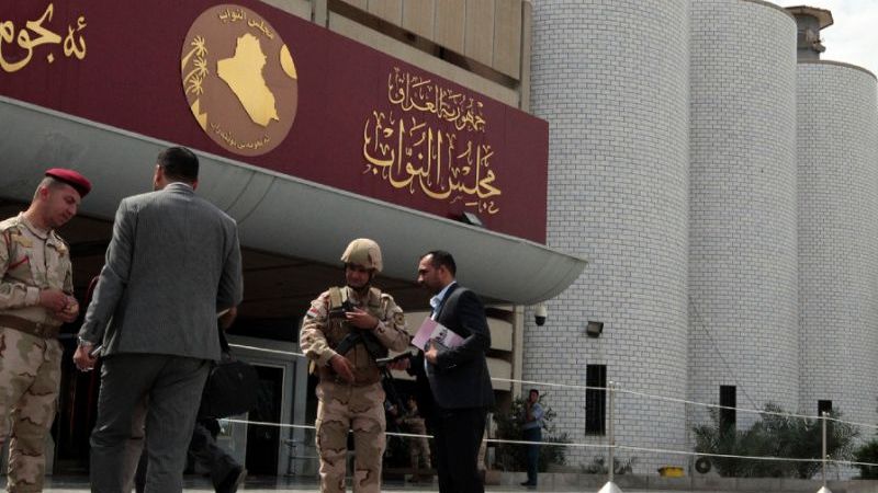 Mii de manifestanți au pătruns în zona securizată a Bagdadului, inclusiv în clădirea parlamentului 