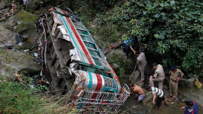 Tragedie FĂRĂ PRECEDENT. 25 de artiști au murit. Au căzut cu autocarul în prăpastie