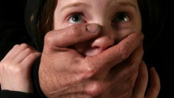 Mama copiilor agresaţi în lift: "Nu ştiu cum să reacţionez, m-am gândit că..."