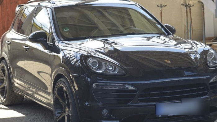 Un Porsche Cayenne GTS face senzaţie pe străzile Ploieştiului. Oamenii, ULUIŢI de cine îl conduce