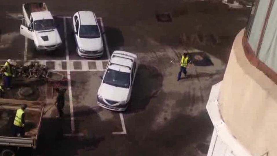 Cascadorii râsului: cum au cărat nişte muncitori apă cu... lopata. Imagini fabuloase!