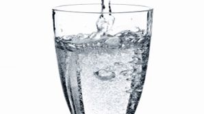 Este sau nu bine să bem apă când mâncăm? Iată ce spun specialiştii