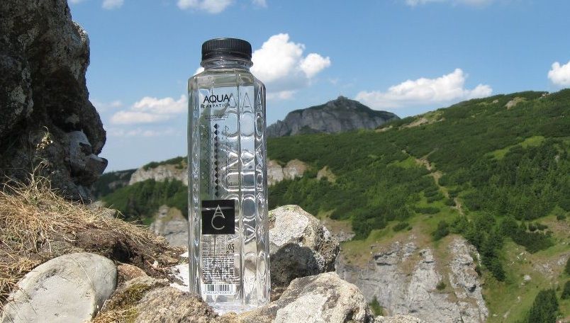 Sticla pătrată de Aqua Carpatica ar putea fi interzisă prin hotărâre judecătorească