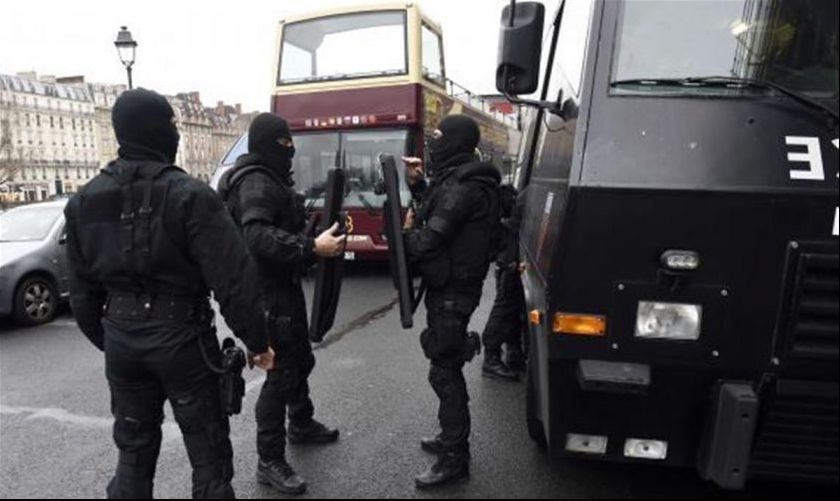 Atac armat lângă o școală din Franța: doi oameni, uciși